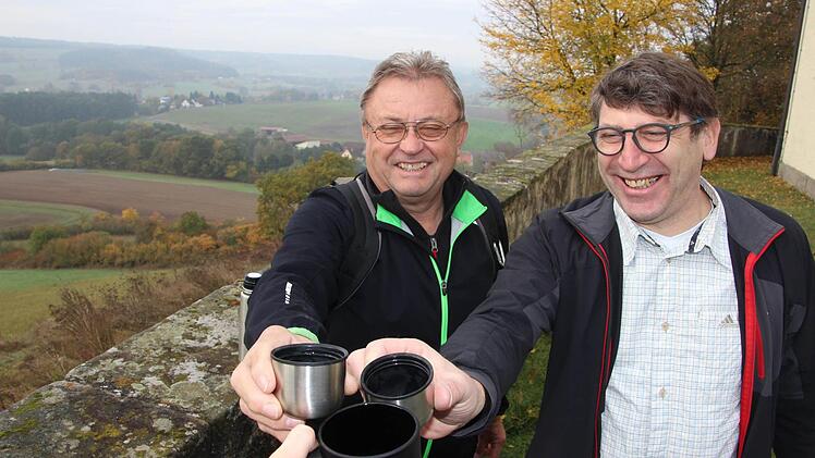 Sehr zum Wohl: Charly Scholl und Josef Körner genießen an der St. Gallus-Kirche einen heißen Schluck.