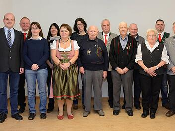 In der Generalversammlung des Schützenvereins Wannigtal Wermerichshausen standen Ehrungen an. Unser Foto zeigt (von links) Zweiter Bürgermeister Michael Kastl, Michael Bauer, Susanne Schaumburg, Karolin Kirchschlager, Carmen Morber, Alexandra Kehl, Alfred Herleth, Thomas Behr, Elmar Behr, Oskar Endres, Hilde Götz, Stefan Geutner, Karl Bauer und Bernhard Weigand.  Foto: Björn Hein
