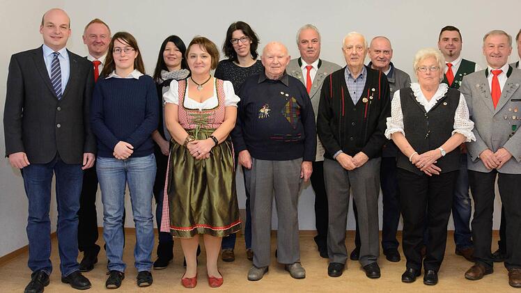 In der Generalversammlung des Schützenvereins Wannigtal Wermerichshausen standen Ehrungen an. Unser Foto zeigt (von links) Zweiter Bürgermeister Michael Kastl, Michael Bauer, Susanne Schaumburg, Karolin Kirchschlager, Carmen Morber, Alexandra Kehl, Alfred Herleth, Thomas Behr, Elmar Behr, Oskar Endres, Hilde Götz, Stefan Geutner, Karl Bauer und Bernhard Weigand.  Foto: Björn Hein