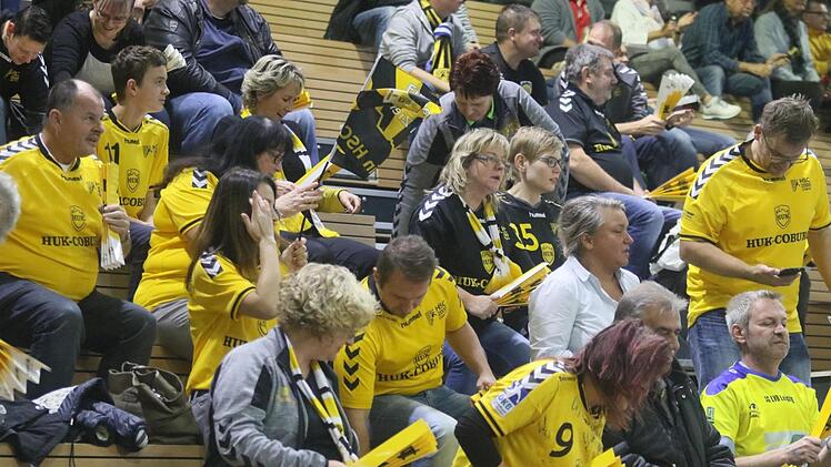 Während die rund 50 mitgereisten HSC-Fans ihren Augen nicht trauten, bekam Stefan Lex (oben) die Härte der kräftig zupackenden Dresdner leidvoll zu spüren. Fotos: Iris Bilek