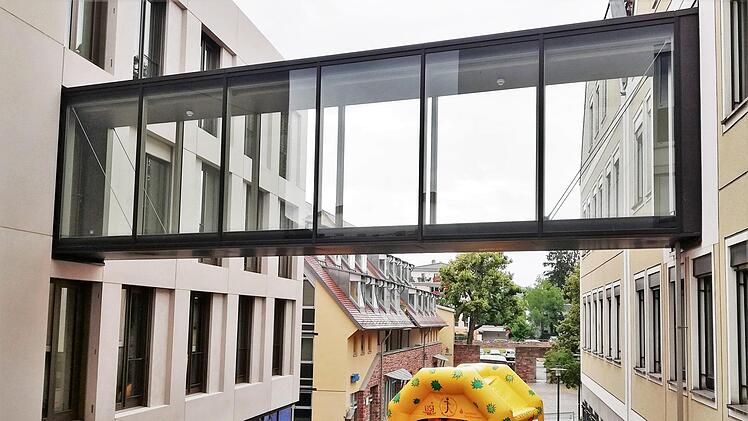Der gläserne Übergang zwischen dem Hauptgebäude (Haus A) und dem Neubau (Haus C).Sigismund von Dobschütz