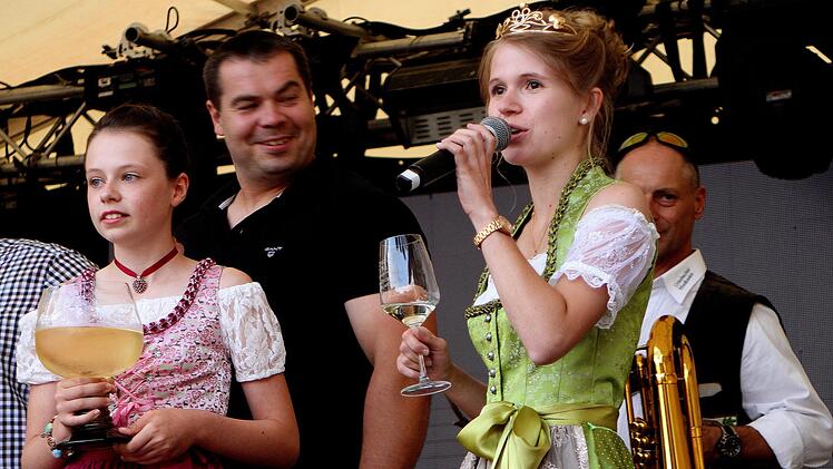 Weinprinzessin Anna-Lena Werb (rechts) und Traubenmädla Julia Meyer (links) bei ihren Trinksprüchen mit Braumeister Christian Merklein.Günther Geiling