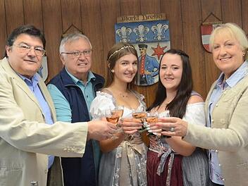 Sie freuen sich auf die Wahl zur Weinkönigin und stoßen auf den verkaufsoffenen Sonntag an (von links): Wolfgang Förtsch (Vorsitzender AGMP), Hans Michel (Kassier (AGMP), die Kandidatinnen Julia Neubauer und Samira Lang sowie  AGMP-Schriftführerin Anita Swiduruk. K.-H. Hofmann