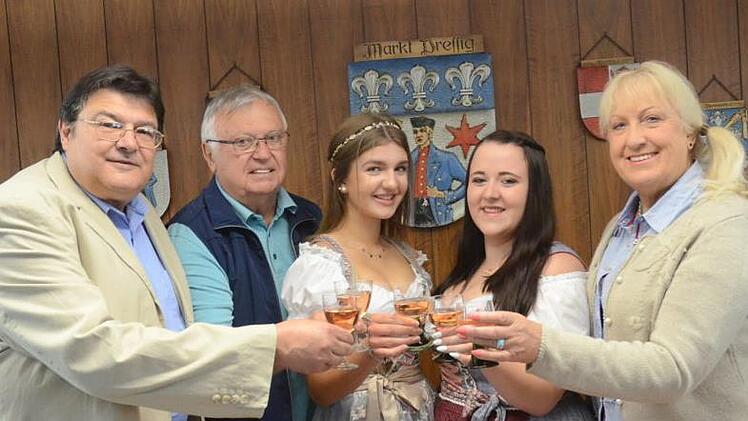 Sie freuen sich auf die Wahl zur Weinkönigin und stoßen auf den verkaufsoffenen Sonntag an (von links): Wolfgang Förtsch (Vorsitzender AGMP), Hans Michel (Kassier (AGMP), die Kandidatinnen Julia Neubauer und Samira Lang sowie  AGMP-Schriftführerin Anita Swiduruk. K.-H. Hofmann