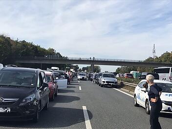 Stau nach t&ouml;dlichem Unfall auf A3: Ein Autofahrer fuhr r&uuml;ckw&auml;rts &uuml;ber die Rettungsgasse zur&uuml;ck. Foto: inFranken.de