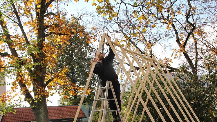 Am Donnerstagvormittag ist der Aufbau im Park in der Klosterstra&szlig;e bereits in vollem Gange.  Foto: Mirjam Stumpf