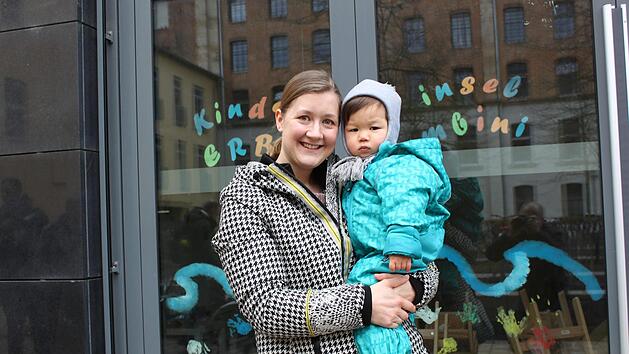 Lena Janneck hofft, dass sie ihren Sohn Jonathan auch weiterhin in die Großtagespflege am Erba-Campus bringen kann. Foto: Stefan Fößel