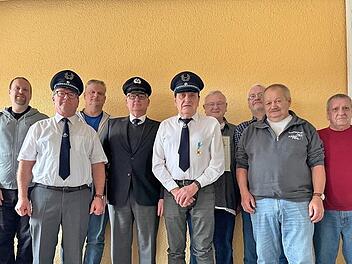 Die Mitglieder der Vorstandschaft präsentieren sich nach der Wahl mit dem neuen Ehrenmitglied (von links): Michael Hauffen, Werner Volkert, Christian Knobl, Stefan Ruppert, Manfred Kreiner, Erwin Schopper, Bruno Keck, Gerhard Zink und Werner Kreiner