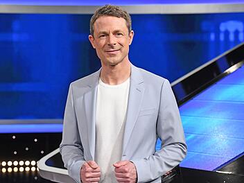 Alexander Bommes bleibt mit seiner Quizshow "Gefragt - Gejagt" vorerst auf Sendung.