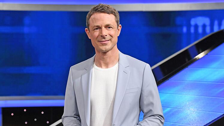 Alexander Bommes bleibt mit seiner Quizshow "Gefragt - Gejagt" vorerst auf Sendung.