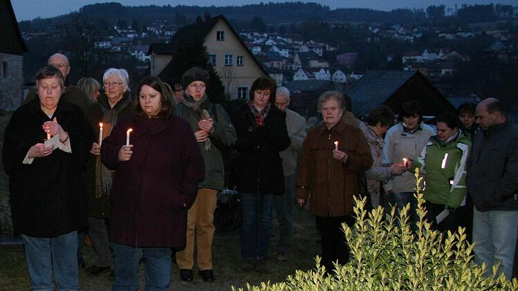 Im Morgengrauen zog die Kirchengemeinde auf den Friedhof und brachte auch dorthin das Osterlicht.