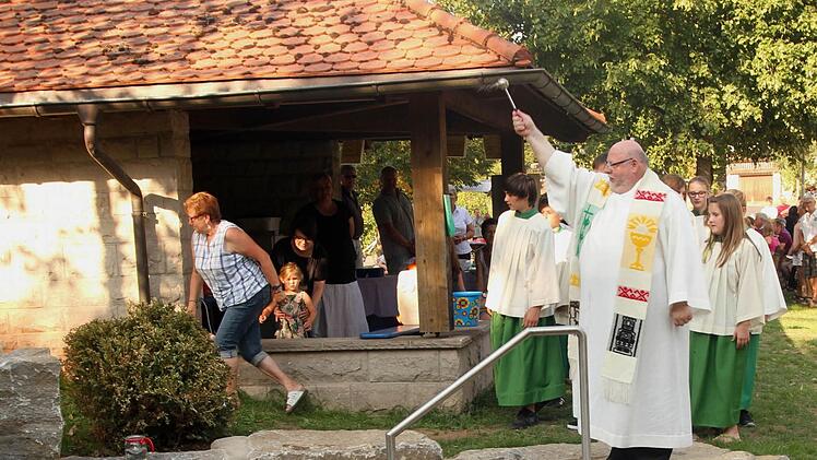 Pfarrer Martin Wissel bei der Segnung des Beckens.