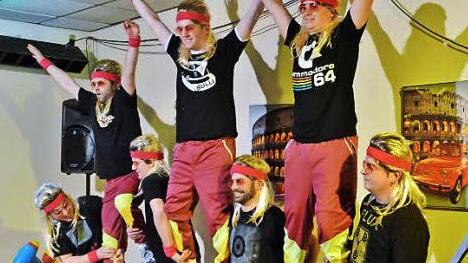 Das Männerballett Vokuhilas tanzten nach Schlagern der Neuen Deutschen Welle.