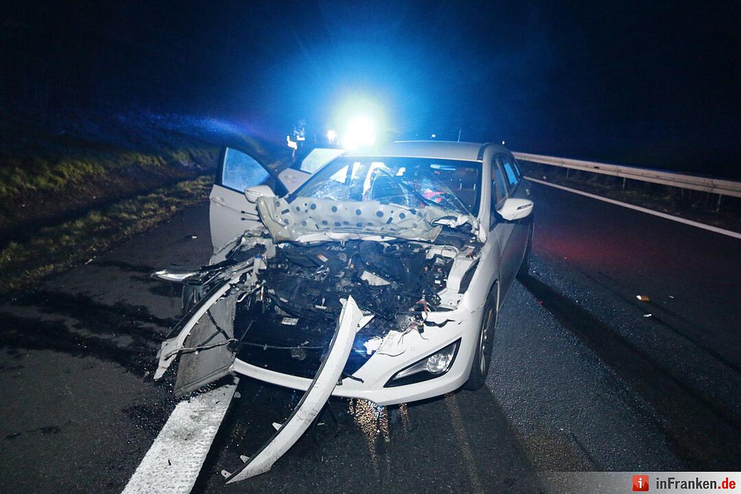 Pkw prallt gegen Lkw: Unfall auf A70