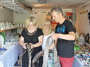 Jeanette Exner (l.), Anita Kopp und Bernd Riehlein haben schon mal in den Kisten einer H&ouml;chstadter Garage gest&ouml;bert. Foto: Jann Weckel