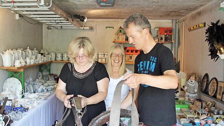 Jeanette Exner (l.), Anita Kopp und Bernd Riehlein haben schon mal in den Kisten einer H&ouml;chstadter Garage gest&ouml;bert. Foto: Jann Weckel