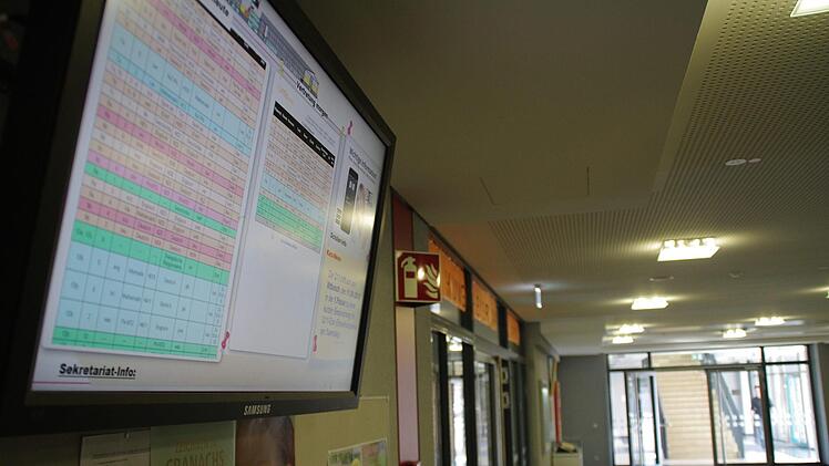 Das Schwarze Brett in der Pausenhalle gibt's heute auch elektronisch. Foto: Marco Meißner