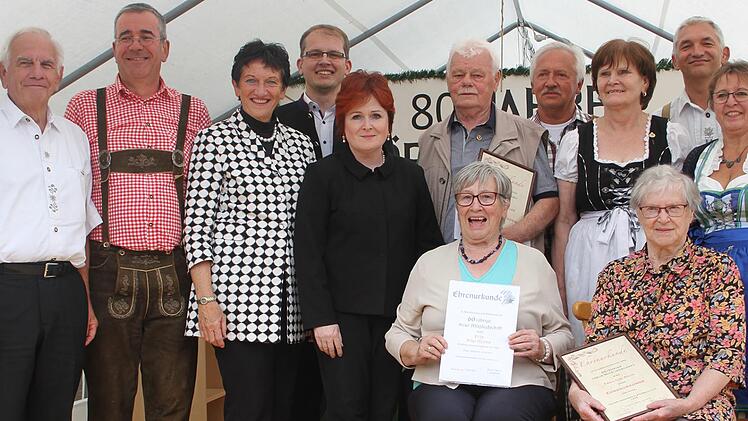 Ehrungen beim Jubiläum: Die Bezirksvorsitzende der Gehörlosen Oberfranken Christine Jandy (rechts), der stellvertretende Vorsitzende Gerhard Jandy (Dritter von rechts) sowie der Vorsitzende Erich Dietrich (links) zeichneten verdiente Mitglieder aus.Sonny Adam