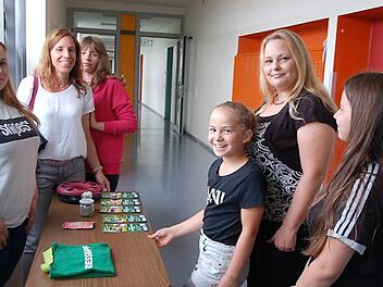 Fachkundig informiert Lena Karasimos über die Produkte aus dem Bereich der Tiernahrung in einem Fachgeschäft sowie über die Berufschancen als Fachverkäuferin im Einzelhandel. Fotos: Manfred Mellenthin