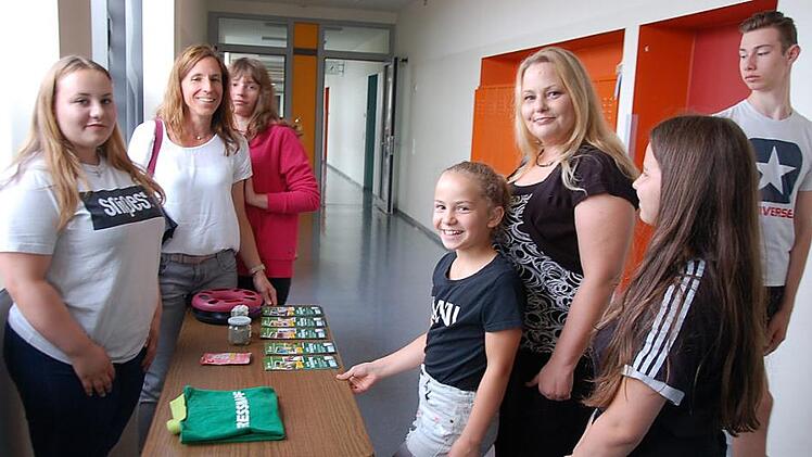 Fachkundig informiert Lena Karasimos über die Produkte aus dem Bereich der Tiernahrung in einem Fachgeschäft sowie über die Berufschancen als Fachverkäuferin im Einzelhandel. Fotos: Manfred Mellenthin