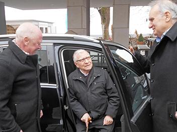 Pater Clemens Nöth mit seiner "Fahrbereitschaft", Georg Siedler und Rainer Sauer. Ein Bild vom Februar dieses Jahres.  Foto: Franz Barthel
