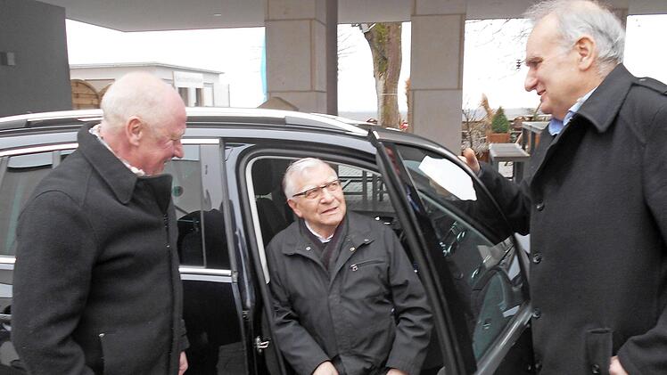 Pater Clemens Nöth mit seiner "Fahrbereitschaft", Georg Siedler und Rainer Sauer. Ein Bild vom Februar dieses Jahres.  Foto: Franz Barthel