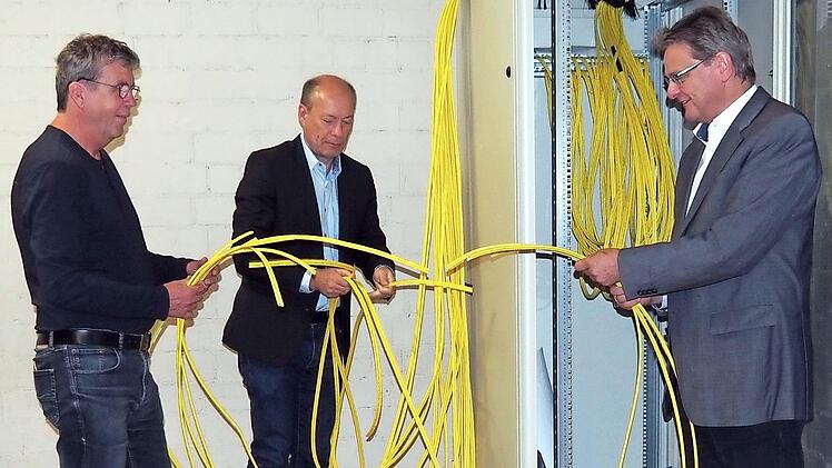 Schulleiter Peter Dotterweich, Buttenheims Bürgermeister Michael Karmann und Altendorfs Bürgermeister Karl-Heinz Wagner (v. l.) im Keller der Schule. Hier soll der neue Server seinen Platz finden. Die dazu notwendigen Kabel wurden bereits im ganzen Schulhaus gelegt.