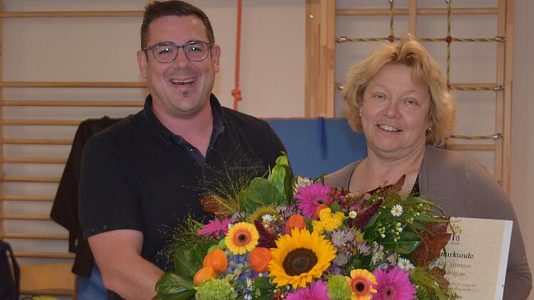 Marcus Markert bedankte sich bei Erzieherin Elke Schneider für ihren 40-jährigen Dienst an den Kindern in der Marktgemeinde Schondra.