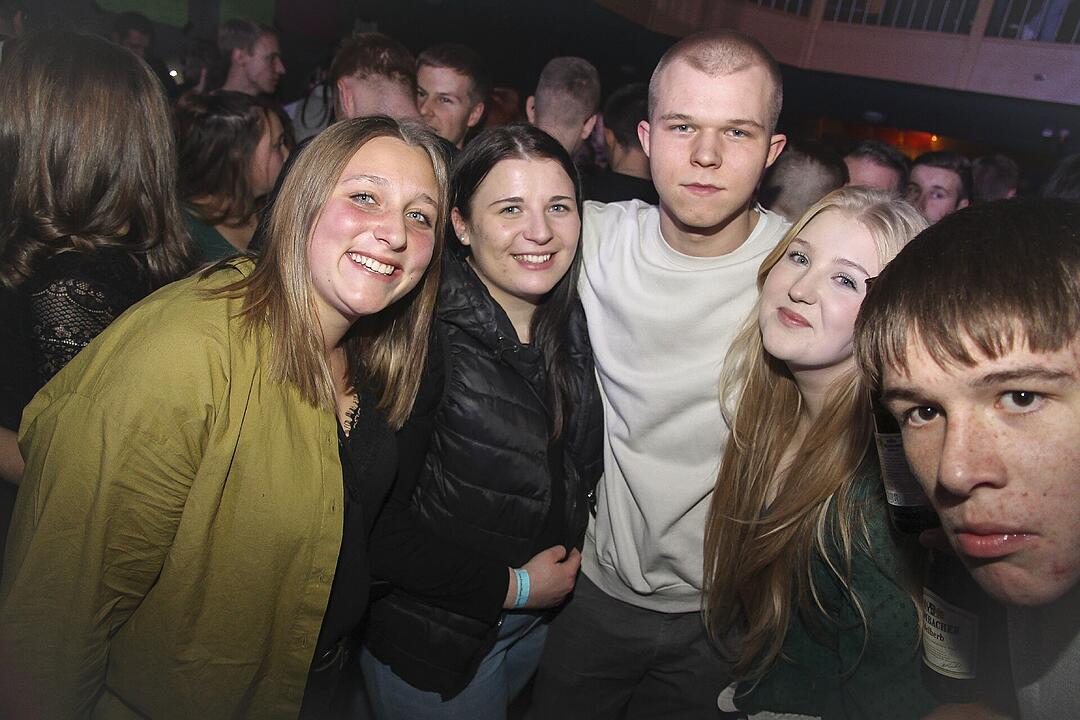 Die Partyband "Power" heizte ordentlich ein.