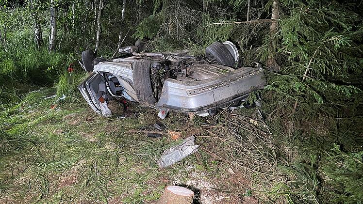 Auto f&auml;hrt auf Kreisverkehr auf und hebt ab: BMW fliegt 75 Meter durch die Luft