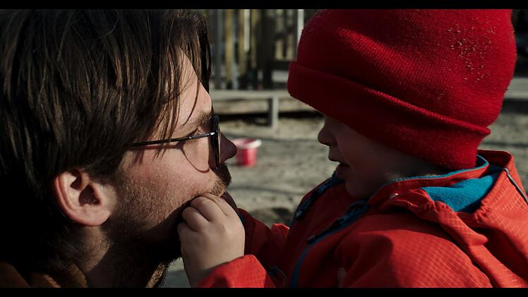 Die Episode "Eins, Zwei, Drei ...und jetzt?" tr&auml;gt sich auf einem Spielplatz zu. Autor und Regisseur Nicolai Zeitler spielt - mit seinem eigenen kleinen Sohn - einen Vater, der sich in diesem Ambiente unwohl f&uuml;hlt.