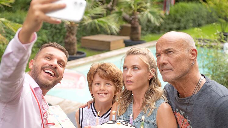 Eine schrecklich nette Familie, von links: Timo (Edin Hasanović), Theo (Levin Wopp), Marlene (Jeanne Goursaud) und Hans (Heiner Lauterbach) finden die Geburtstagsfeier unterschiedlich spa&szlig;ig.