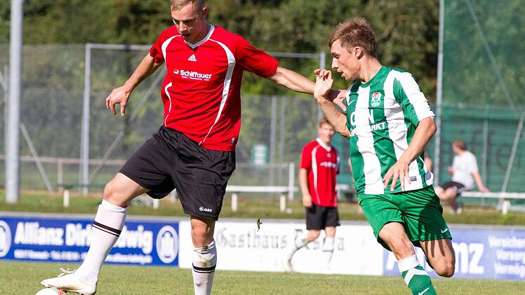 Nico Fröba vom SV Friesen II, hier bei seinem Einsatz in der Landesliga-Mannschaft gegen Dergahspor Nürnberg (links), war einer von drei dreifachen Torschützen in der Kreisliga und der Kreisklasse.  Foto:  Heinrich Weiß