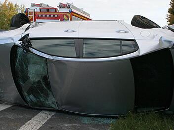 Die beiden Insassen dieses VW-Passat wurden bei dem Umfall schwer verletzt. Fotos: Frank Spitzenpfeil