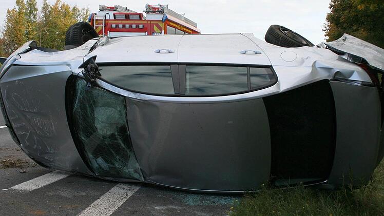 Die beiden Insassen dieses VW-Passat wurden bei dem Umfall schwer verletzt. Fotos: Frank Spitzenpfeil