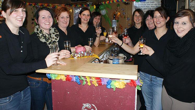 Bei den Stammtisch-Treffen wird auch mal gefeiert. Unser Bild zeigt (von links) Ursula "Urs" Lotter, Stephanie "Steffi" Baierlein, Yvonne "Otti" Ott, Bianca Witzgall, Julia Michel, Katja Kraft, Heike "Jeti" Geier, Corinna Blank und Vanessa Steudner. Auf dem Bild fehlt Stammtischmitglied Susanne "Gacki" Gack.