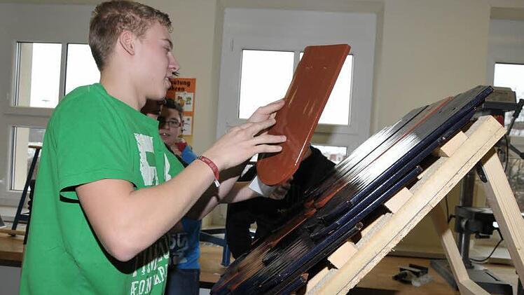 Tim Schnappauf beim Dachdecken