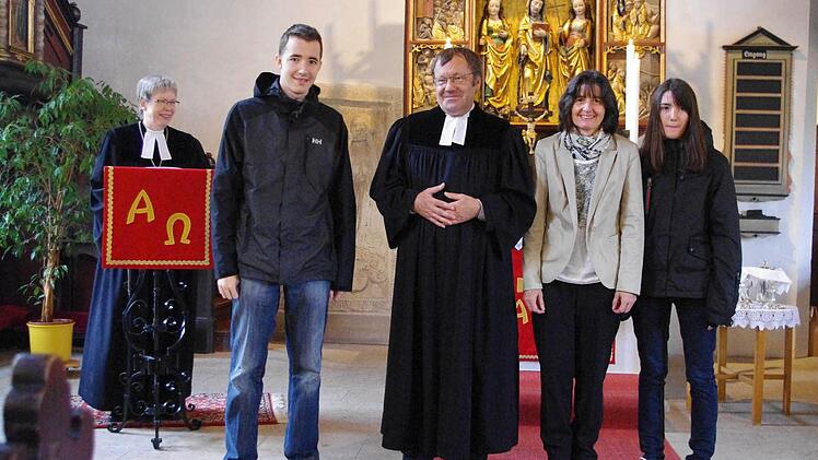 Dekanin Dorothea Richter stellte der Pfarrgemeinde die Familie Foltin vor - Tobias Foltin, Pfarrer Michael Foltin, Isabella Foltin, Daniela Foltin (von links). Foto: Heike Schülein