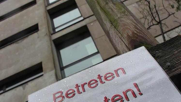 Vorsicht vor herabfallenden Fassadenteilen am nördlichen Turm der Philosophischen Fakultät in der Bismarckstraße Erlangen. Foto: Christian Bauriedel