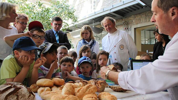 Manfred Stiefel erläuterte den Kindern die Backwaren. Foto: Markus Reeh