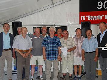 Der FC Bavaria ehrte langjährige Mitglieder: (v.l.) Peter Schmitt (Vertreter des BFV), Gregor Reuter, Winfried Müller, Hilmar Hofmann, Gustl Hofmann, Bernhard Reuter, Rudolf Geißner , Gerhard Hauk, Egid Hauk) und Gerald Meder (Vorsitzender). Foto: FC Bavaria