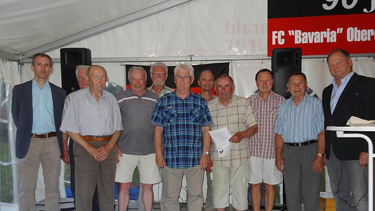 Der FC Bavaria ehrte langjährige Mitglieder: (v.l.) Peter Schmitt (Vertreter des BFV), Gregor Reuter, Winfried Müller, Hilmar Hofmann, Gustl Hofmann, Bernhard Reuter, Rudolf Geißner , Gerhard Hauk, Egid Hauk) und Gerald Meder (Vorsitzender). Foto: FC Bavaria