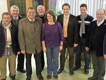 Die Führung der Arbeitsgemeinschaft Bier- und Burgenstraße. Das Bild zeigt (von links): Helmut Völkl (Kassenprüfer), Markus Franz (Schatzmeister), Günter Limmer (Beirat), Erhard Hildner (Vorsitzender), Gerhard Rögner (1. Stellvertretender Vorsitzender), Barbara Hauptmann (Geschäftsführerin), Roland Wolfrum (Beirat), Harald Riedl (Beirat), Frank Persike (Beirat), Hanjörg Bock (Beisitzer). Es fehlen: Stefan Ertl (2. Stellvertretender Vorsitzender), Kerstin Löw (Kassenprüferin), Hans Pietz (Beis...