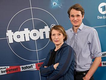 Die Schauspieler Dagmar Manzel als Hauptkommissarin Paula Ringelhahn und Fabian Hinrichs als Hauptkommissar Felix Voss posieren bei der Vorstellung des neuen Franken-"Tatorts" am 25.02.2015 in Berlin. Foto: Jörg Carstensen/dpa