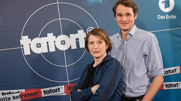 Die Schauspieler Dagmar Manzel als Hauptkommissarin Paula Ringelhahn und Fabian Hinrichs als Hauptkommissar Felix Voss posieren bei der Vorstellung des neuen Franken-"Tatorts" am 25.02.2015 in Berlin. Foto: Jörg Carstensen/dpa