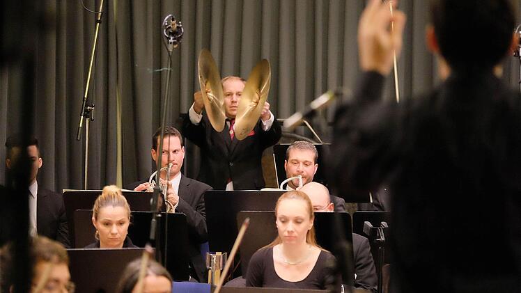 Schlagzeuger Stefan Emmerling - oben links zwischen den Becken - stammt aus Obereschenbach. Durch einen Zufall kam er vor fünf Jahren zum Bruckner-Orchester, das in Hammelburg auftrat. Foto: Gerd Schaar