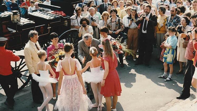 Begrüßung der Bürgermeister durch Tänzerinnen der Ballettschule Hennebont vor dem Centre Socio-Culturel.