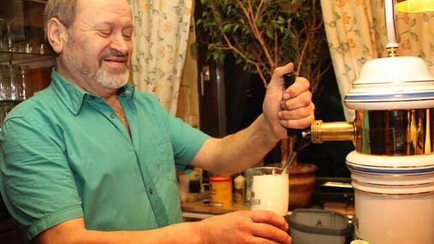Gastwirt Helmuth Heller macht am Tresen eine gute Figur und macht sich stark f&uuml;r die fr&auml;nkischen Dorfwirtsh&auml;user. Foto: Stephan Tiroch