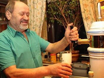 Gastwirt Helmuth Heller macht am Tresen eine gute Figur und macht sich stark für die fränkischen Dorfwirtshäuser. Foto: Stephan Tiroch