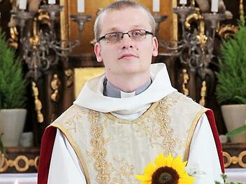 Pfarrvikar Grzegorz Grinn, der auch einige Jahre in Höchstadt wirkte, wurde in Kleukheim verabschiedet. Foto: Johanna Blum